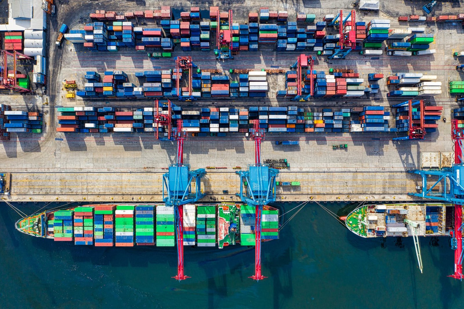 vista aerea puerto comercial Ningbo. Descarga de contenedores.