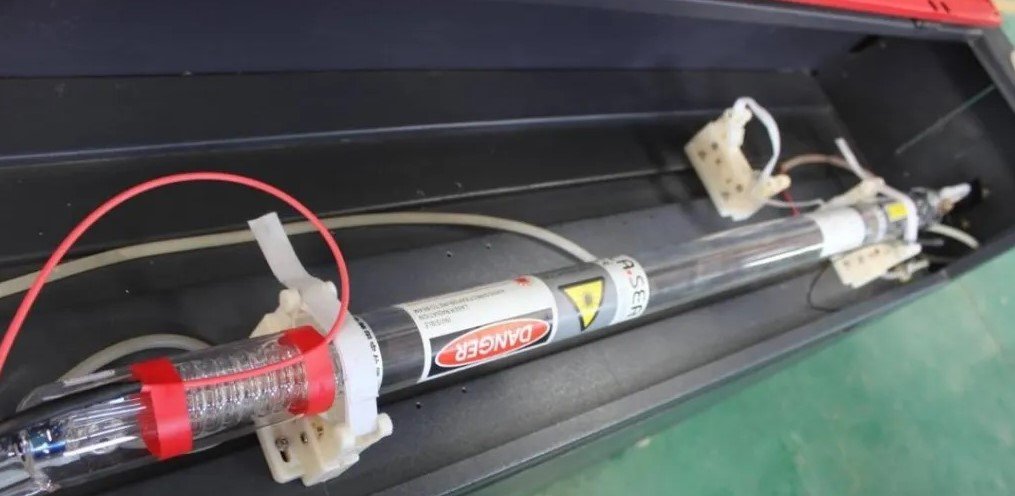 ejemplo de tubo laser CO2 instalado